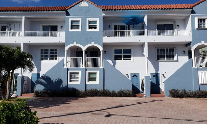 Hollywood South Central Beach House | Remodeled Beach House 4/4 less than a block to beautiful HOLLYWOOD BEACH!