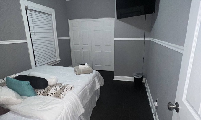 Greater Grand Crossing House | Remodeled Chicago Bungalow Perfect for Families or Groups/Huge Back Yard.