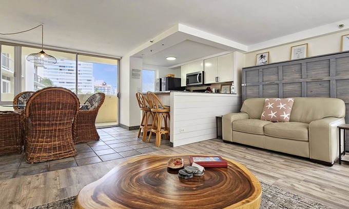 Diamond Head - Kapahulu - St. Louis Apartment | Remodeled in 2022, Diamond Head 2 Bedroom Oceanfront condo