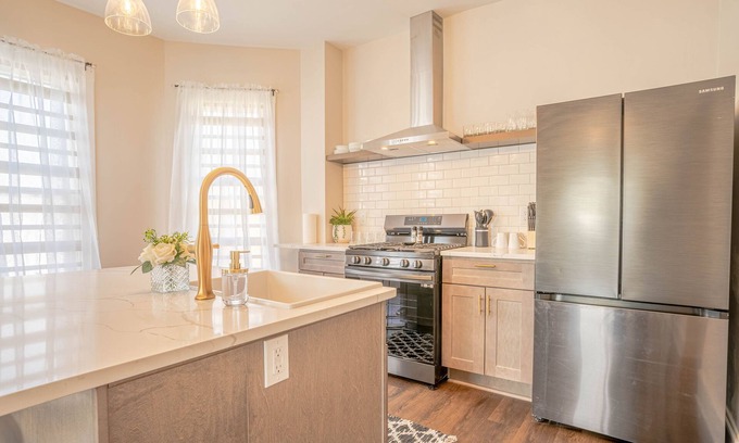 Valparaiso House | Remodeled Modern 3BR Condo just steps from downtown Valparaiso