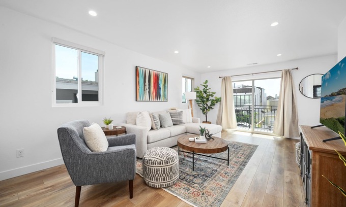 West Newport House | Remodeled - Modern - 2 Bedroom - Walk to the Beach