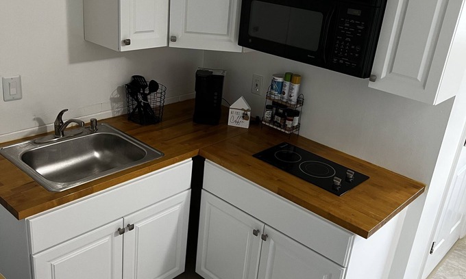Union Park Apartment | Remodeled studio apartment centrally located