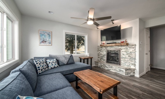 Steamboat Springs House | Remodeled TH Near Mtn-Pool-Hot Tub-Steps to Free Bus/Core Trail + New Grill-W/D in Unit-Immaculate
