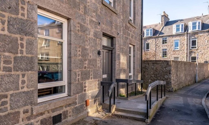 Aberdeen West End Apartment | Remodelled Luxury 3 Bed Apartment