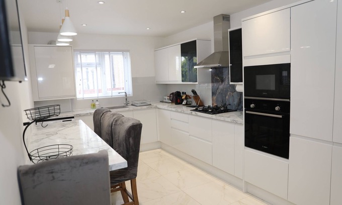 London Borough of Bromley House | Remodelled Stylish 3 bed-3 bath in Orpington with garden. 10 mins to Bromley