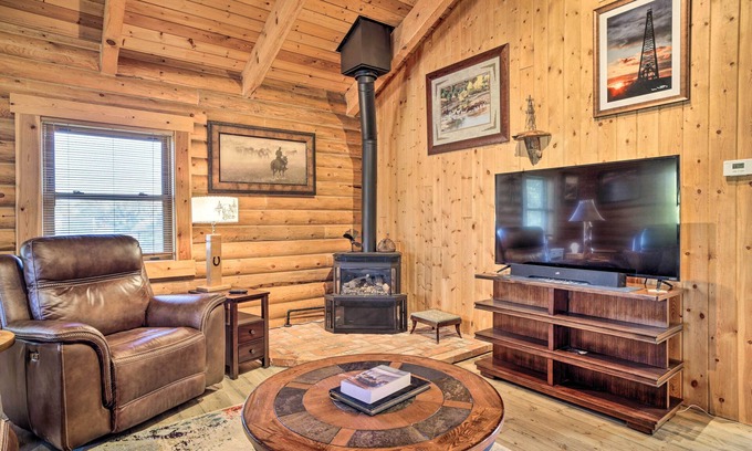 Glendo Cabin | Remote Cabin w/Gas Stove < 7 Mi to Town!