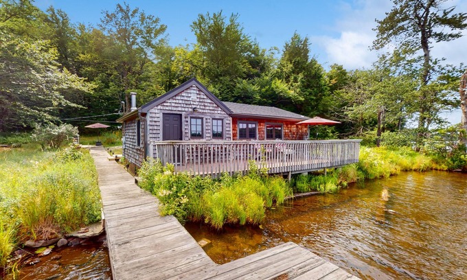 Poyntelle House | Remote lakefront cabin, dog-friendly with deck & outdoor shower