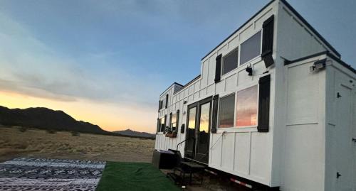 Maricopa House | Remote Modern Tiny House with Deck, BBQ and Mountain Views in Arizona