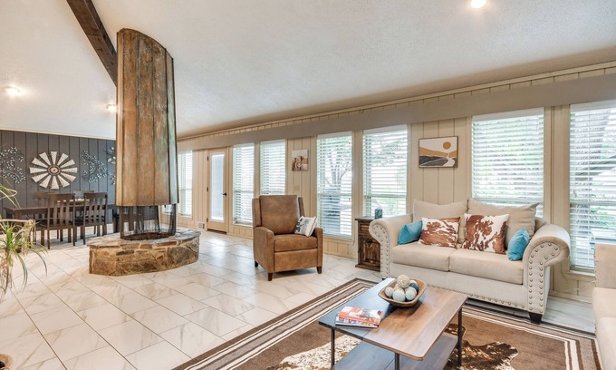 Dalhart House | Remote Texas Retreat: Hot Tub, Deck, Grill!