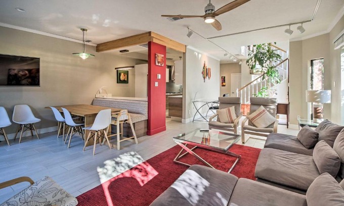 Boulevard Oaks House | Remote-Work Friendly Houston Home with Backyard!