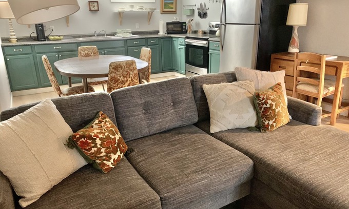 Billings Apartment | Ren's Vintagey Basement Abode, between colleges and minutes to hospitals