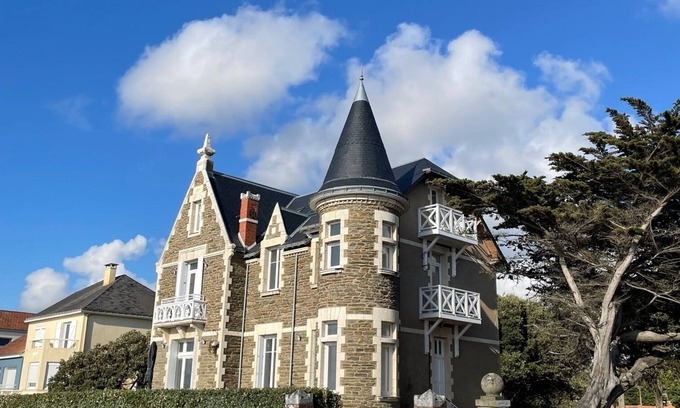 Tharon-Plage Apartment | Renovated apartment in exceptional sea-facing villa