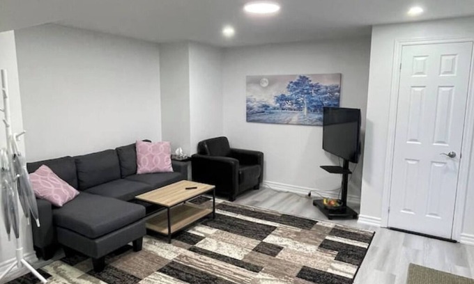 Richmond Hill House | Renovated 2 Bedroom Lower Unit In Richmond Hill's Finest Location.