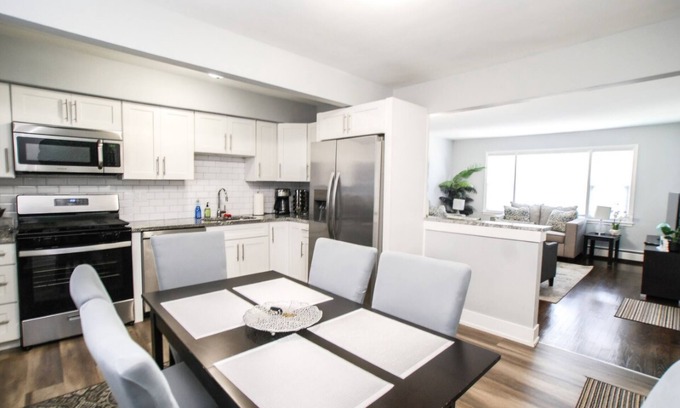 North Riverside Apartment | Renovated 2bed Apartment in Quiet Neighborhood near Park and Shopping