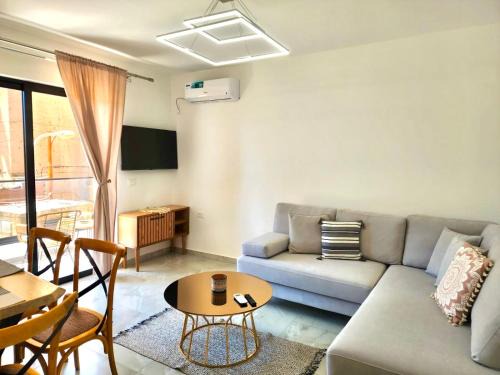Qender Apartment | Renovated 2BR Retreat Near the Beach