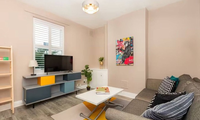 Stratford Condo | Renovated 3BR w/garden in Stratford, 1min to Train