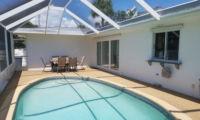 Melbourne House | Renovated 4 Bedroom/3 Bath/Pool Home Sleeps 14