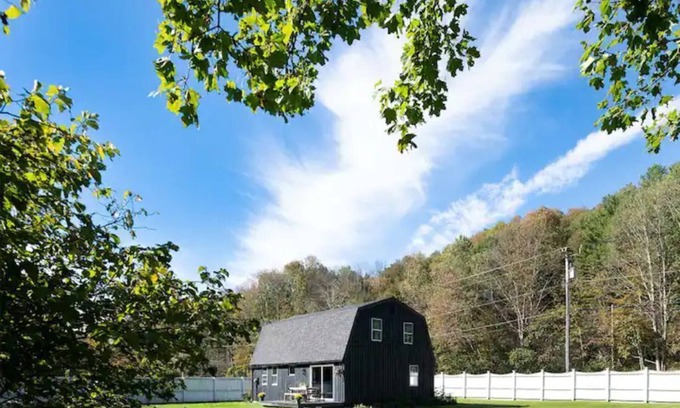 Austerlitz House | Renovated 4 BR 3 BA Barn; 30 mins to Hudson, 15 mins to the Berkshires!