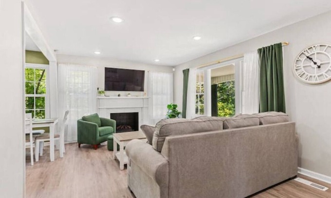 Tuscaloosa House | Renovated 4B Home - 3 miles to campus!