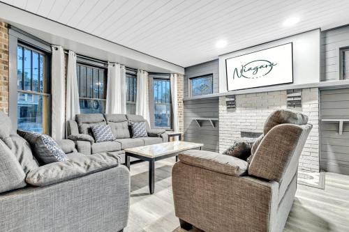 Niagara Falls House | Renovated 6BR 2BA Minutes from Falls and Casino