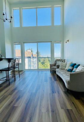South Tacoma Apartment | Renovated Apartment -with Stunning Windows