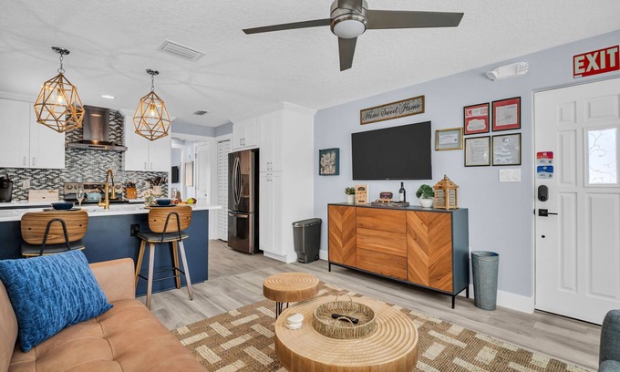 Indian Rocks Beach House | Renovated Beach Retreat – Patio & Hammock, Steps to Sand for the Perfect Escape