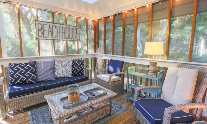 Isle of Palms House | Renovated Beach Home w/Two Master Suites and Backyard Oasis