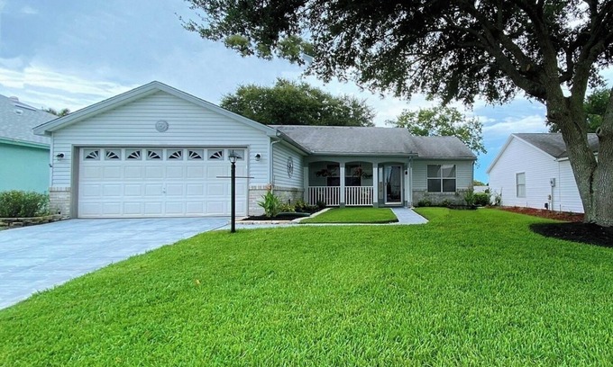 Lady Lake House | Renovated! Between Two Squares with Golf Cart !