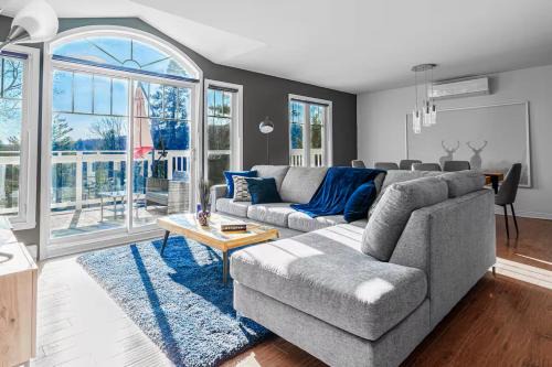 Entrelacs Ski Chalet | Renovated Chalet De l'Escapade Hot Tub - Ski - Snow Tubing- Lakeview - Pool table - More