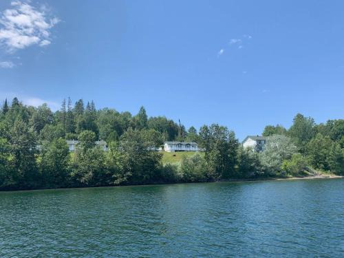Bouchette Ski Chalet | Renovated chalet for rent in front of the lake