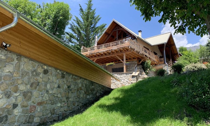 Chorges Ski Chalet | Renovated chalet sleeps 8 on 8000 m² of land, 10 minutes from Lac de Serre-Ponçon