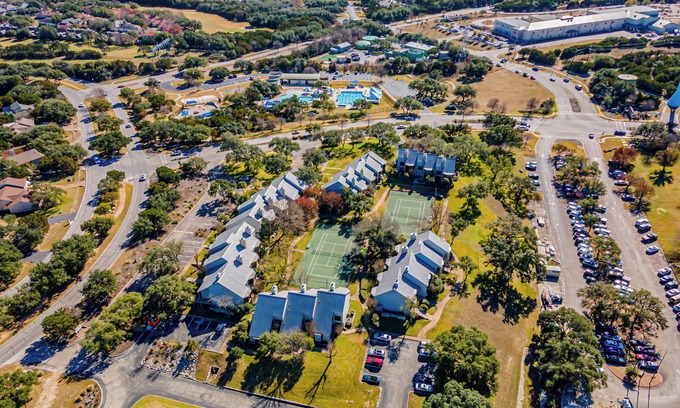 Rough Hollow Condo | Renovated Condo for a Tranquil Getaway by Lake Travis