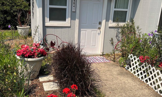 Gainesville Cottage | Renovated cottage in 55 plus neighborhood in Gainesville FL. Pool and Pickleball