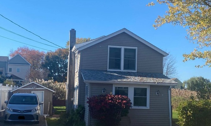 Milford House | Renovated cozy 4b/2b house with 2 king size beds-steps away from beach.