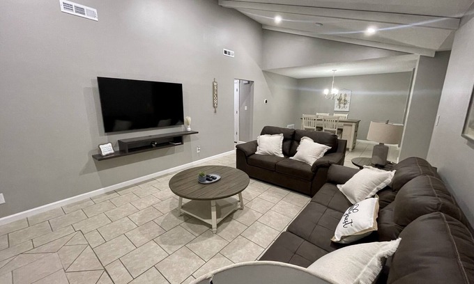 Fayetteville House | Renovated cozy and clean house near UofA