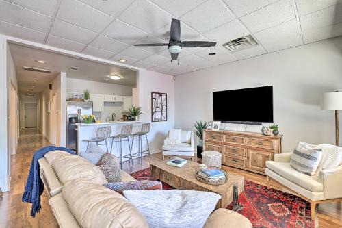 Downtown Apartment | Renovated Dtwn Retreat Less Than 1 Mi to Plaza Park!