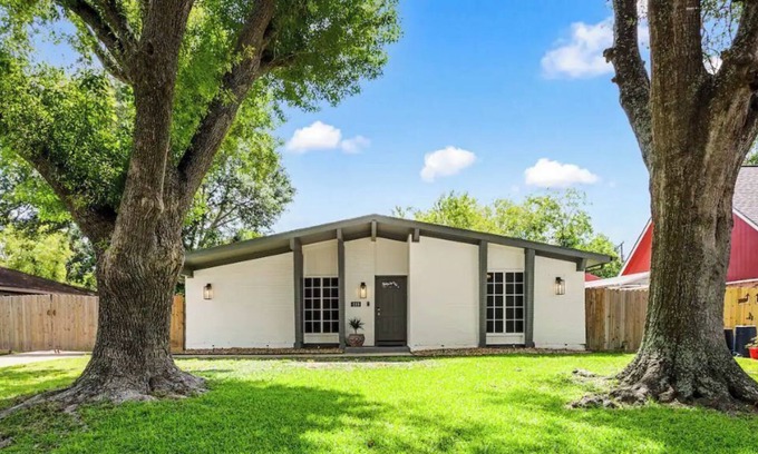 League City House | Renovated family friendly home between Houston and Galveston