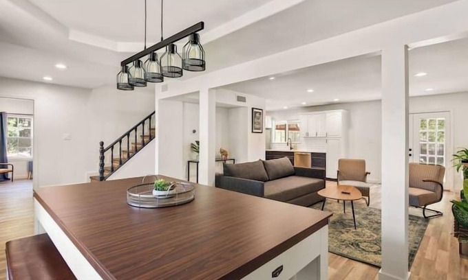 Franklin Park House | Renovated Family & Pet Friendly Home-Pool Table!
