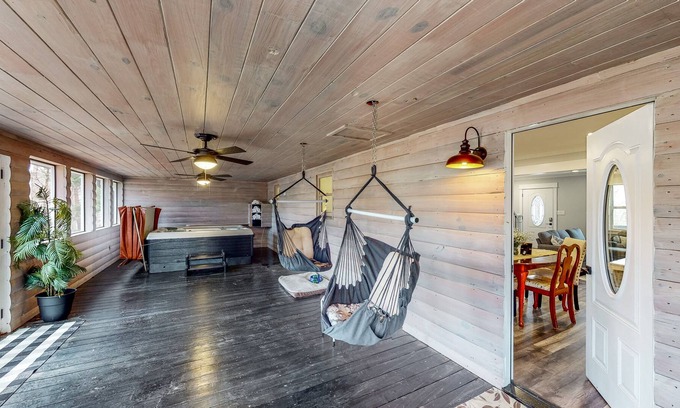 Dallas House | Renovated farmhouse estate with private vineyard & hot tub - dog-friendly