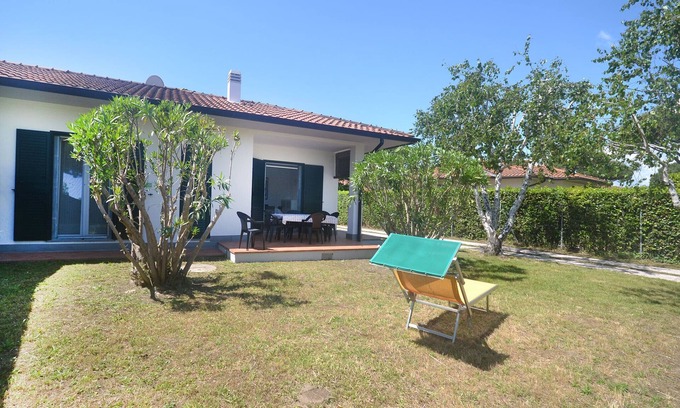 Lido delle Nazioni House | Renovated ground-floor villa with garden on 3 sides in rich green area