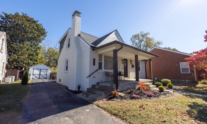 Picadome House | ⭐️Renovated⭐️ Great Location Fire Pit - Dog Friendly - Fully Fenced - Games