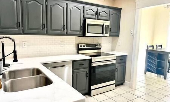 St. Robert House | Renovated home 10 min from FLW!, Renovated home 10 min from FLW!