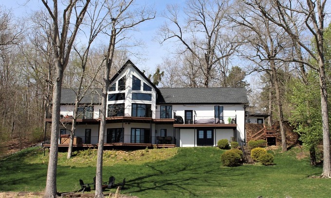 Murray House | Renovated home+cottage on KY Lake retreat~kayaks, fire pit, dock, hot tub