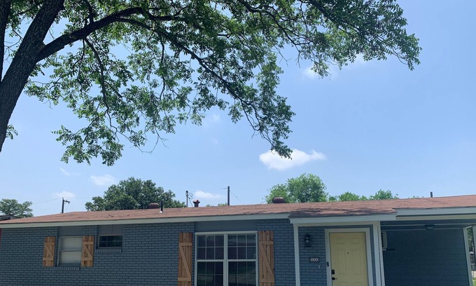 Shearer Hills - Ridgeview House | Renovated home in the heart of San Antonio - 5 mins to the airport!