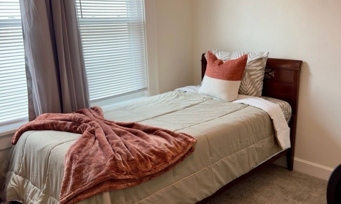 West Columbus House | Renovated Home – Mins away from OSU/CREW/CBJ/Clippers/Greater CBUS/COSI