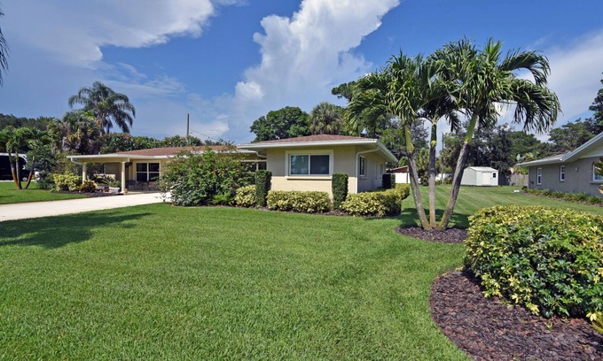 Sarasota Villa | Renovated home walk to Siesta Key Beach, shopping, and restaurants