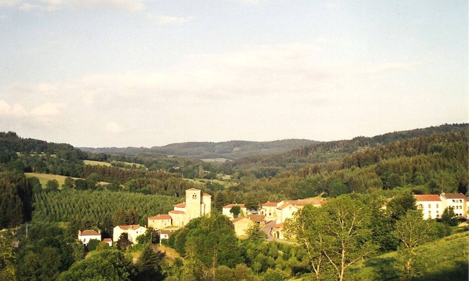 Auzelles House | RENOVATED HOUSE IN CHARMING VILLAGE 45 MINUTES FROM THE RESORTS