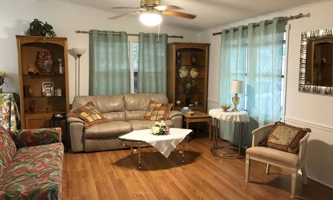 Silver Lake House | Renovated house one block from pool with hot tub 60 miles from Disney world