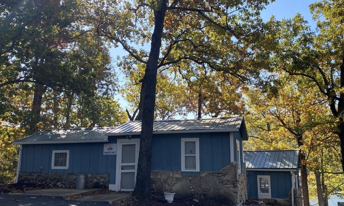 Camdenton Cabin | Renovated lake cabin with swimming pool + resort amenities!