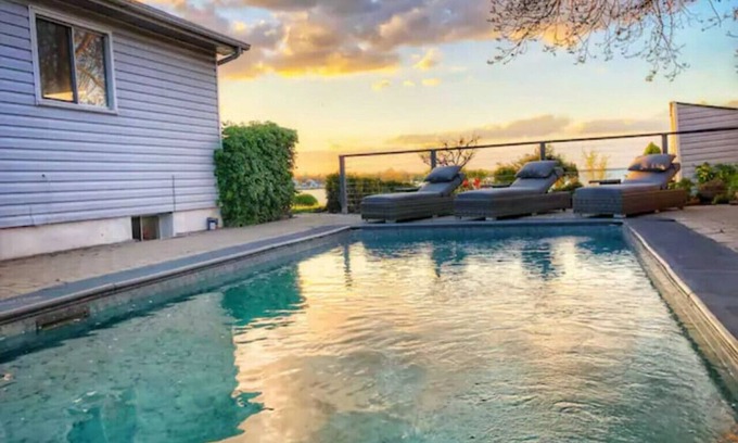 Port Weller House | Renovated Lakeside Niagara Home w/hot tub/fire pit